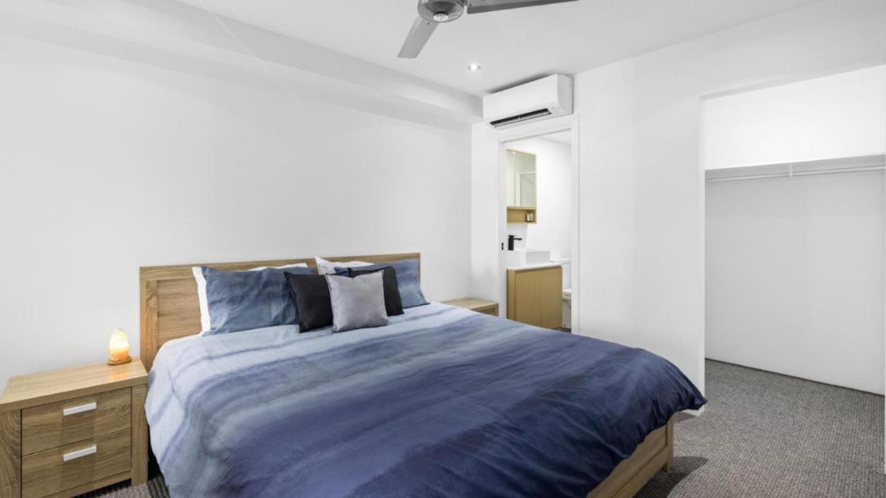 Modern Unit On The Marina Apartment