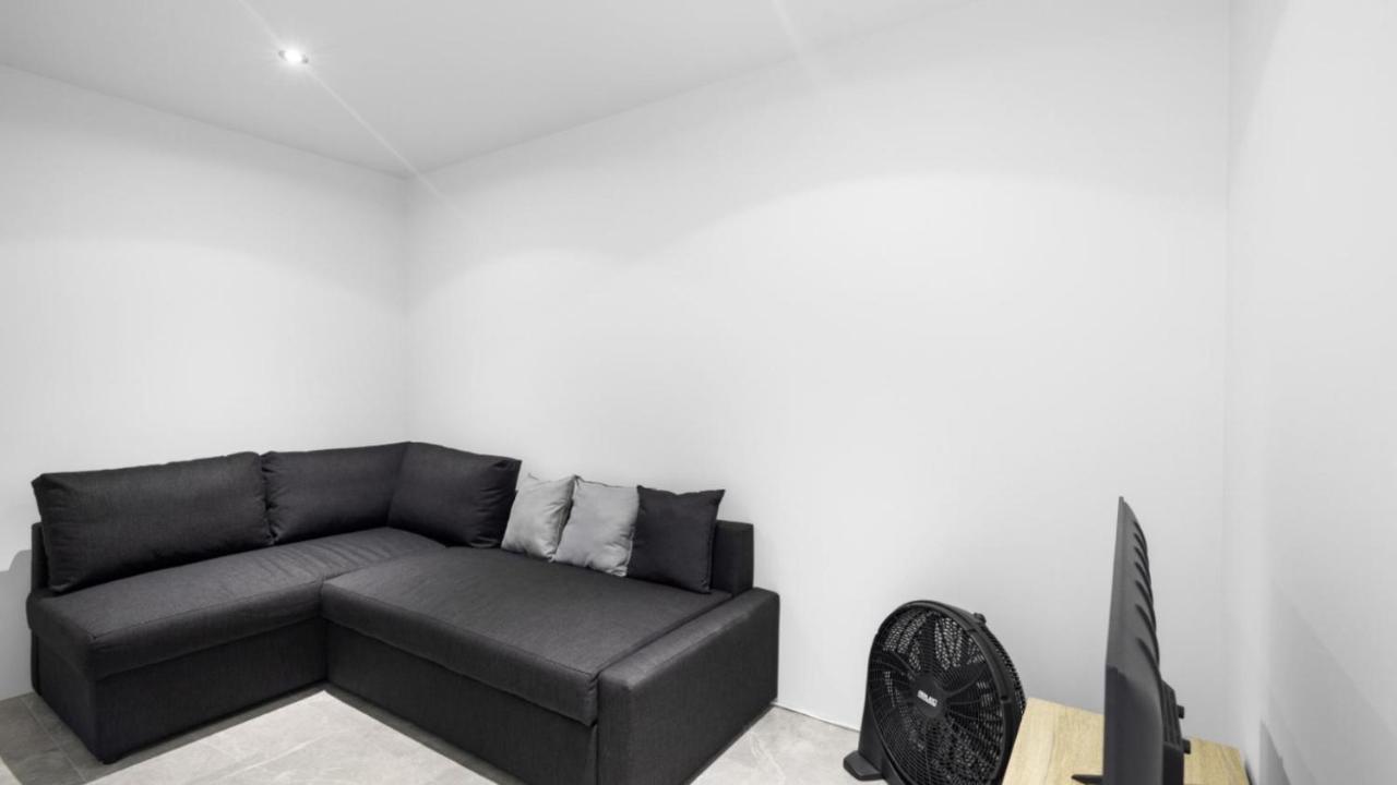 Modern Unit On The Marina *